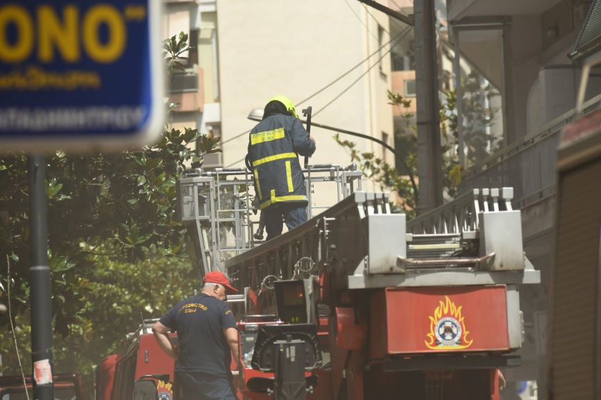 Aπεγκλωβίστηκαν τρία άτομα από φωτιά σε διαμέρισμα στο κέντρο της Λάρισας 